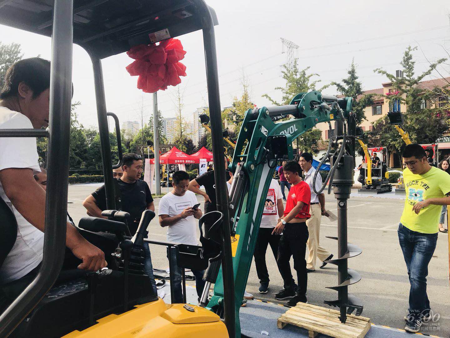 雷沃微挖获众人围观