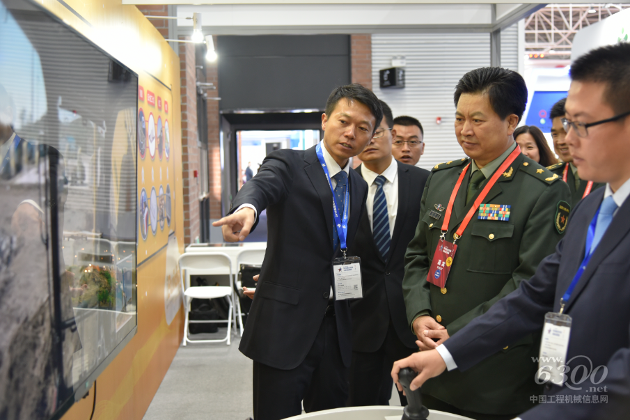 陆军首长在雷沃展区参观指导