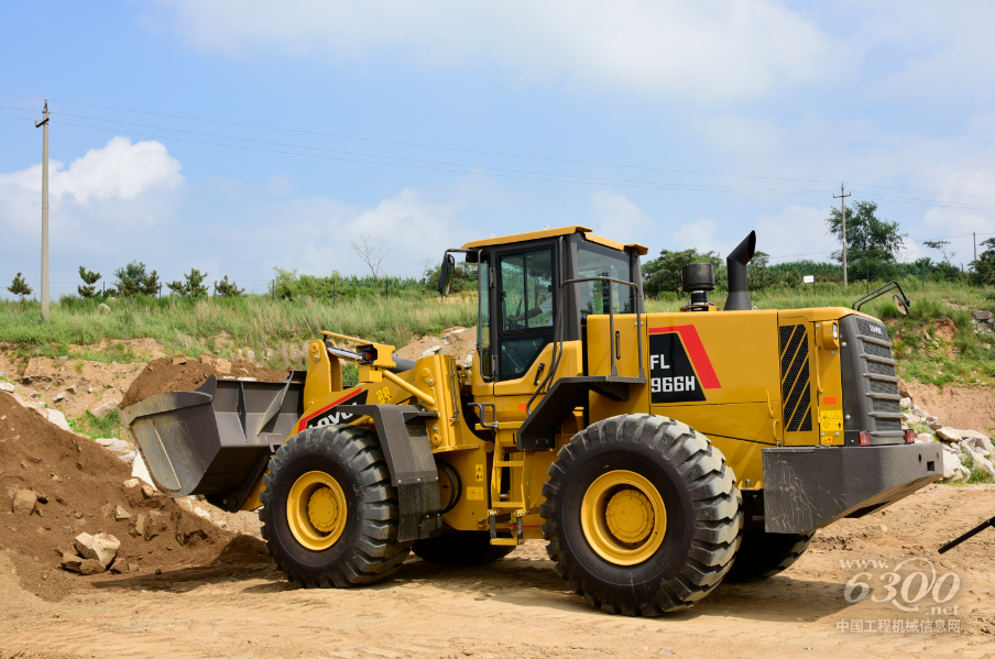 雷沃装载机正在作业