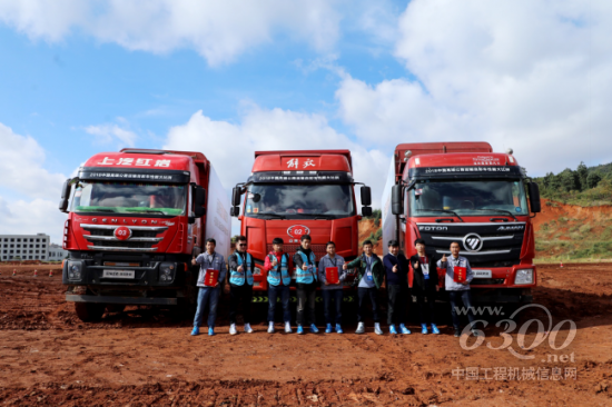 驾驶欧曼GTL自卸车的1号车选手获得冠军(右一)