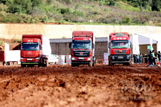 参加性能大比拼的三款自卸车