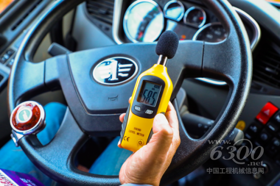 噪音测试科目中2号车领先