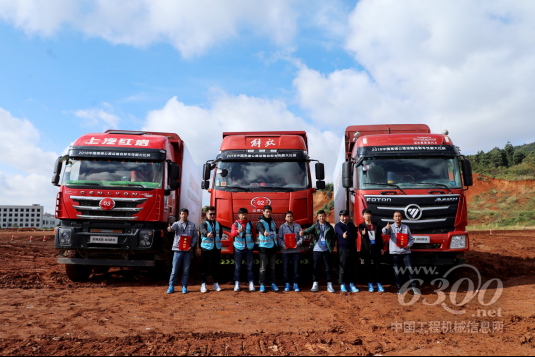 驾驶1号欧曼GTL自卸车的赛手获得冠军(右一)