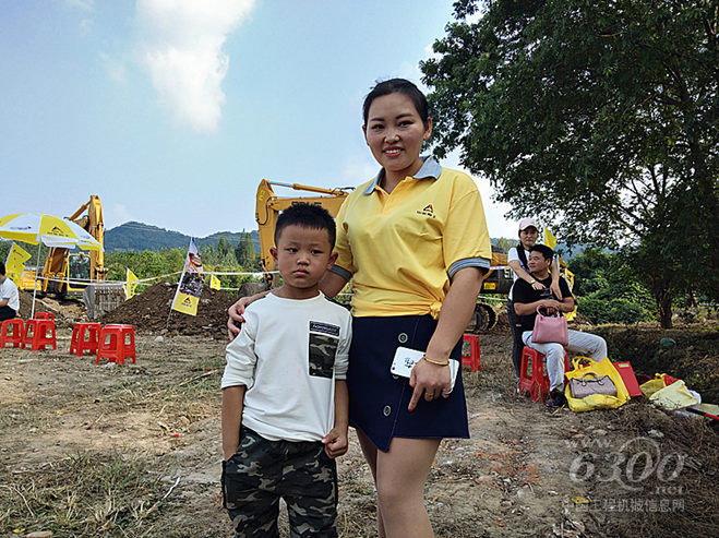 90后美丽妈妈女操作手甘亚萍和她帅气的儿子