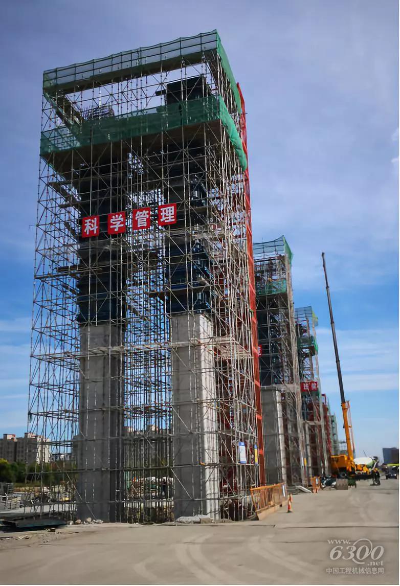 正在施工的柳工起重机