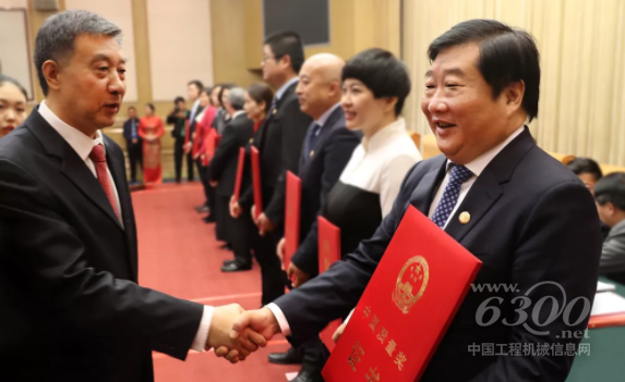 国务委员王勇为潍柴动力颁奖