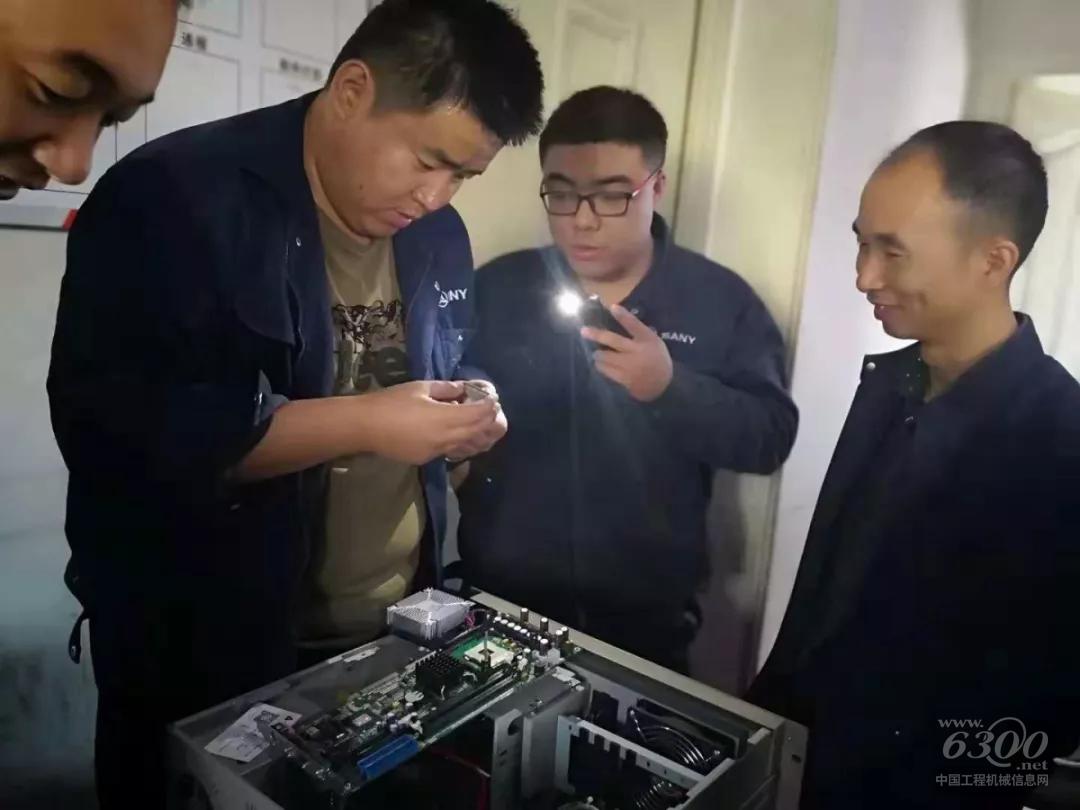 参赛服务工程师正仔细调试检测