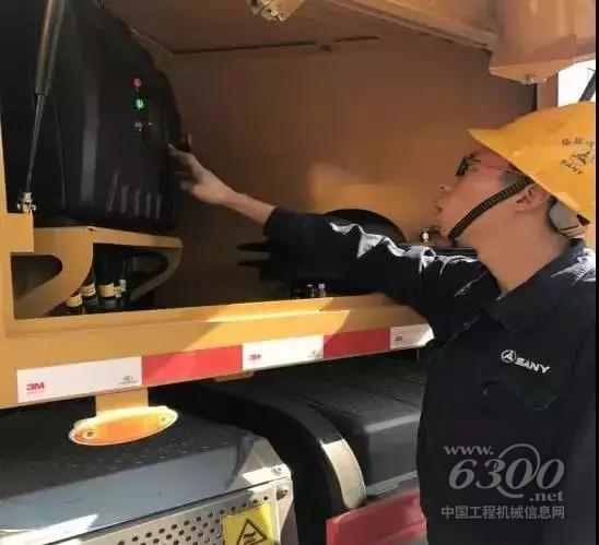 三一湖北工程师正进行C8系列泵车电器参数调节