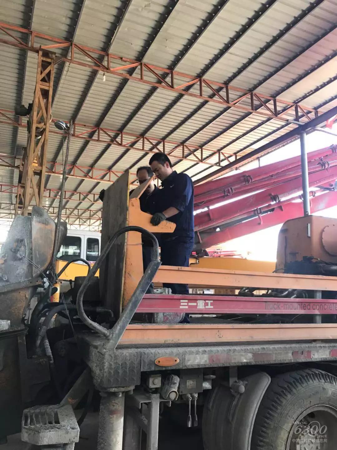 团队赛中服务工程师们互相协作