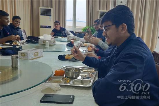 在学校食堂品尝中国美食