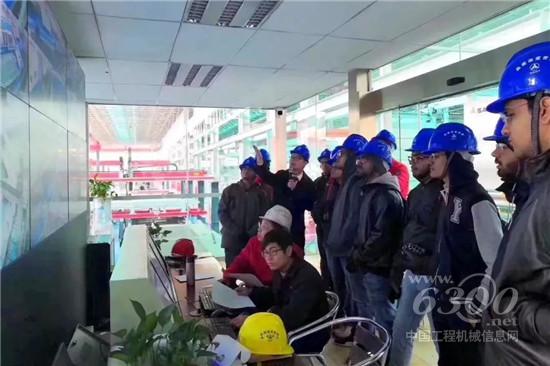 参观学生实训基地