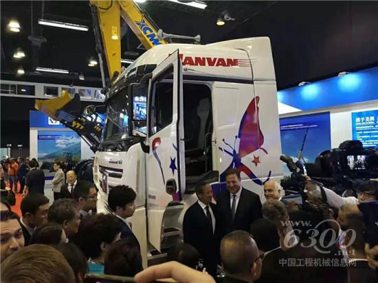 王民董事长、巴雷拉总统在漢風G9前