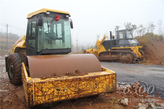 山推推土机和压路机