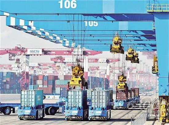 青岛港自动化码头设备正在自动运行