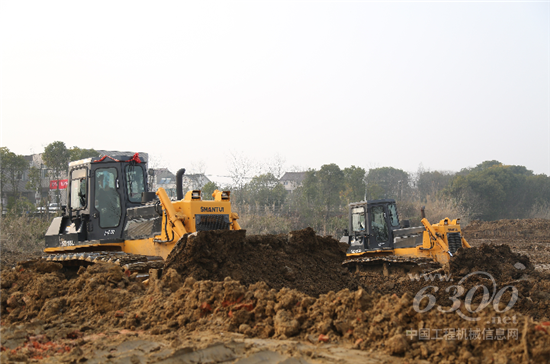 当前累计有上百台山推推土机在新孟河各标段施工