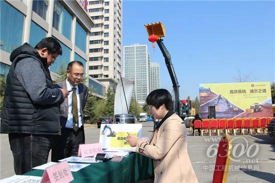 第一台约翰迪尔E60挖掘机落户青岛胶州