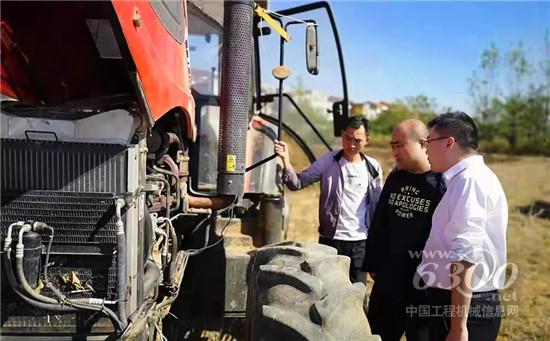 潍柴服务人员为客户讲解产品检修养护