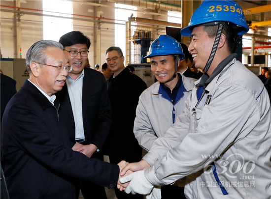 刘家义书记在公司调研时与咸光前握手