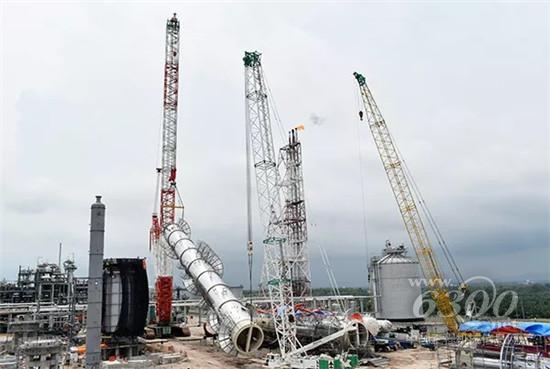 寰球马来西亚恒源炼厂项目最高塔成功吊装就位