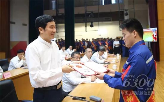 晏平为玉柴高技能人才点赞