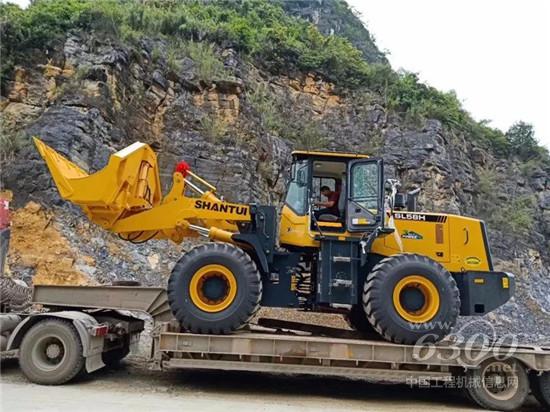 隧道王山推SL58H侧卸装载机顺利交机