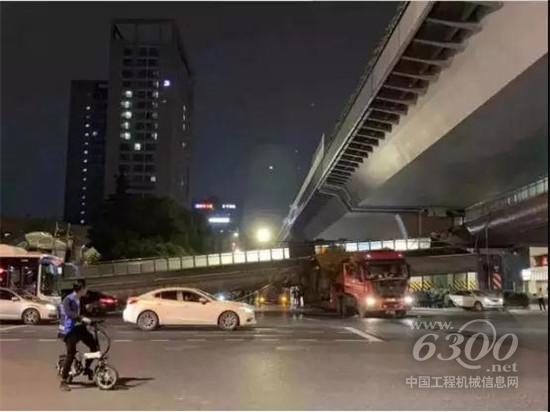 一辆半挂车为啥能撞塌杭州一座天桥