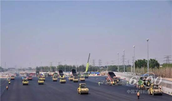 宝马格压路机现身“新国门”