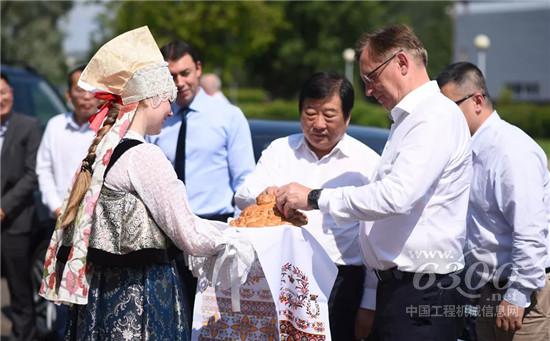 　　俄罗斯当地时间6月8日中午11时，谭旭光在雅罗斯拉夫州考察即将落地投产的潍柴卡玛斯合资公司新工厂。该项目是中俄两国领导人见证签约的合作项目，谭旭光提出力争在今年年底新工厂开始试生产。