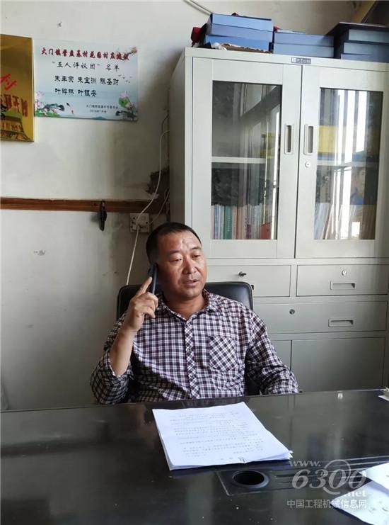 他用挖机承包了整个海岛的房屋改建