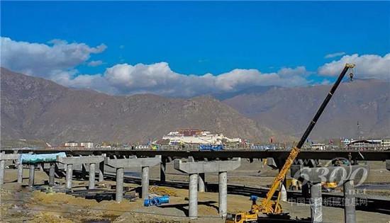 40台徐工起重机,在世界之巅擎起拉萨会展中心