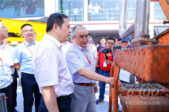 向文波与首台泵车机主相逢北京展