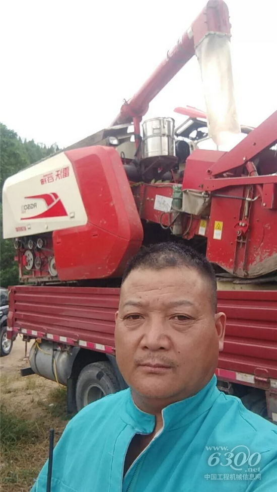 晁代飞与雷沃谷神合影