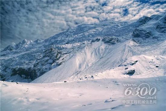 纵贯阿根廷西部的安第斯山脉约占本国国土面积30%,冬季弥漫着终年不散的积雪,横穿里奥内格罗、内乌肯、丘布特、门多萨、圣胡安、桑塔克鲁斯六省,其中安第斯山脉中的高速公路、省道便成为了连接各省之间经济活动的重要纽带。为了保证在雪季该区域工作、生活的正常开展,阿根廷交通部一次性采购15台徐工除雪平地机GR3003交付各省交通部保障道路畅通。