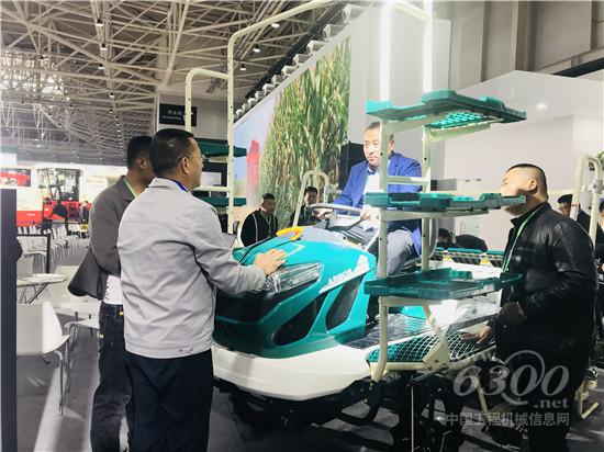 ​雷沃阿波斯2ZGQ-6D型乘坐式高速插秧机成为观众瞩目焦点