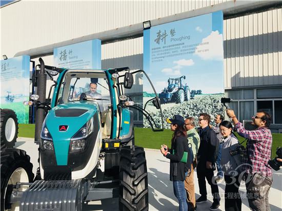 海外媒体采访团参观雷沃阿波斯样机展示区