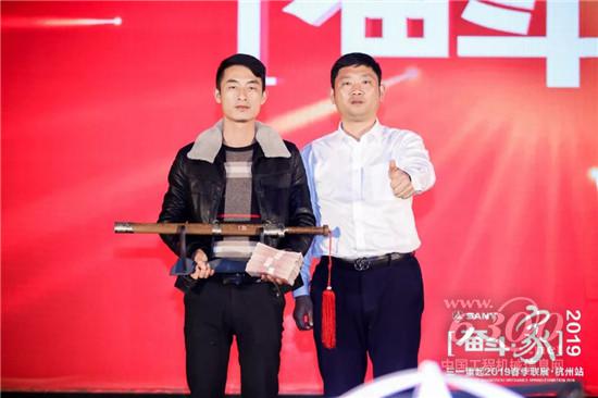 “这8万块钱奖金我不要了......”