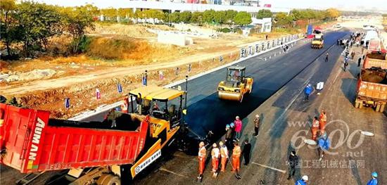 三一无人驾驶智能摊铺及压实施工燃爆上海滩