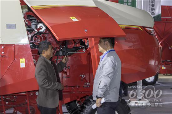 2019全国会现场,，雷沃工作人员为王言铅解答问题