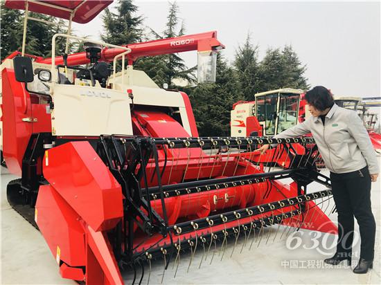 朱晓岩向记者介绍水稻机割台