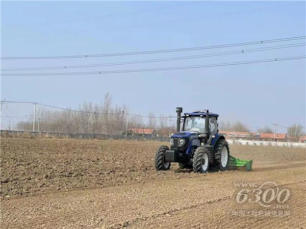 雷沃无人驾驶拖拉机在青岛幸福生态观光园开展耙地作业