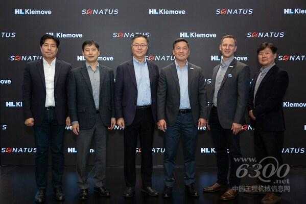 从左往右:HL Klemove销售中心总监Sung-guk Kim、HL Klemove首席技术官Hyung-jin Kang、HL Klemove首席执行官Pal-joo Yoon、SONATUS首席执行官Jeffrey Chou、SONATUS首席营销官John Heinlein、SONATUS韩国区域经理Chris Yang