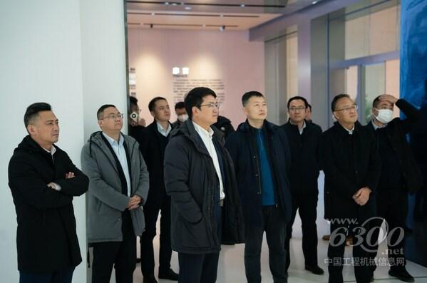 【宇通轻型商用汽车有限公司董事长兼总经理顾德华(左)&中集车辆集团副总裁兼CTO,中集车辆太字节业务集团CEO李晓甫博士】