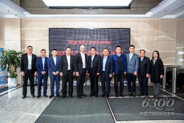 斯凯孚总裁兼首席执行官Rickard Gustafson(左五),南高齿集团总裁胡吉春(右六)及双方高层团队合影