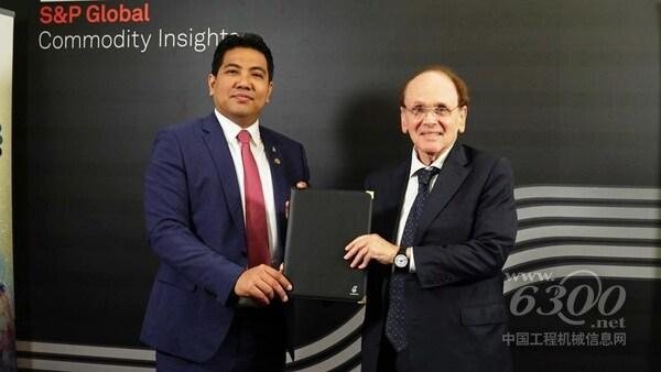 马石油总裁兼集团首席执行官拿督陶菲克(左)在第38届阿布扎比国际石油展上与标普全球副董事长丹尼尔·耶金博士(右)交换战略合作协议