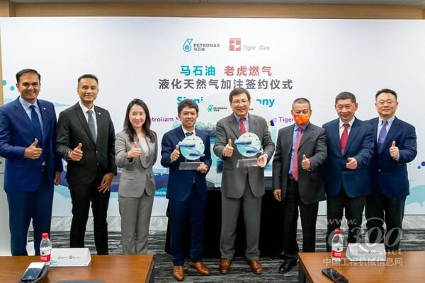 马石油润滑油亚太区总裁Mohd Khalid Bin Mohamed Latiff先生(左一),马石油液化天然气加注业务销售负责人Mohd Firdaus Bin Kamilrudin先生(左二),马石油中国主席、首席代表李焱女士(左三),马石油下游石油精炼、营销和贸易副总裁Ahmad Adly Alias先生(左四),老虎集团主席Gerry Wang先生(右四)、老虎燃气副主席薛朝春先生(右三)、老虎燃气总裁许俊峰先生(右二)、老虎燃气副总裁瞿建波先生(右一)共同出席庆祝仪式