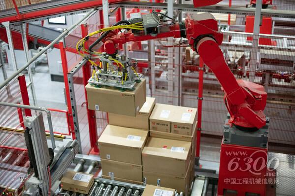 托盘机器人将包裹从传送带放置到托盘上,然后将它们运送给客户。托盘机器人每天可以处理大约8,000个平均重量为12公斤的包裹。