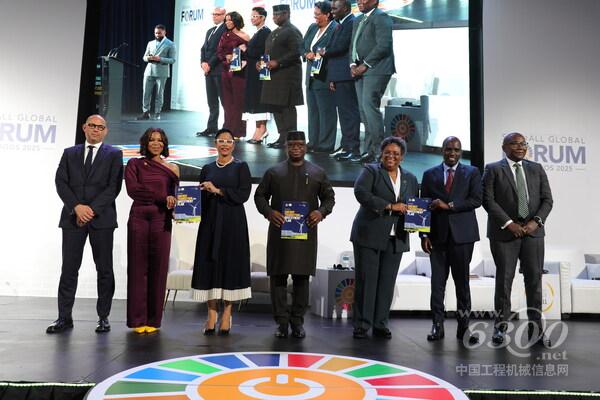 巴巴多斯总理米娅•莫特利( Mia Mottley )在塞拉利昂总统朱利叶斯•马达•比奥( Julius Maada Bio )、坦桑尼亚副总理多托•比特科( Doto Biteko )和联合国秘书长负责人人享有可持续能源的首席执行官兼特别代表( UN SRSG )以及联合国能源机制联合主席达米洛拉•奥贡比伊( Damilola Ogunbiyi )等人的陪同下,在SEforALL全球论坛上启动了巴巴多斯能源转型和投资计划