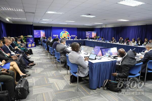 来自亚洲、非洲、拉丁美洲和加勒比地区以及太平洋地区的部长们在巴巴多斯举行的SEforALL全球论坛期间举行会议