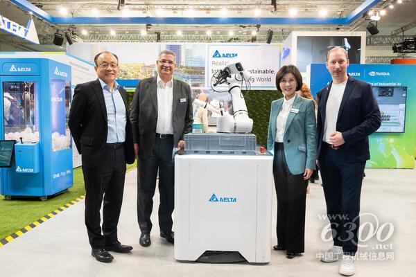 台达首席品牌官郭珊珊(右二)、台达EMEA区总裁暨总经理Dalip Sharma(左二)、台达EMEA区副总裁Tim Lee(左一)及台达机电事业群EMEA区资深业务处长Michael Mayer-Rosa(右一)于汉诺威展上向媒体和客户介绍台达D-Bot系列协作机器人及首度推出的Cognibot Kit，展示相关AI应用。