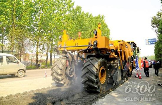 徐工XLZ230K<a href=//product.d1cm.com/lengzaisheng/ target=_blank>冷再生机</a>中岳嵩山敢担当